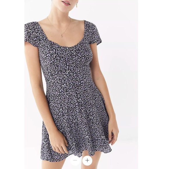 *Urban Outfitters Finnigan Floral Mini Dress - Picture 3 of 10